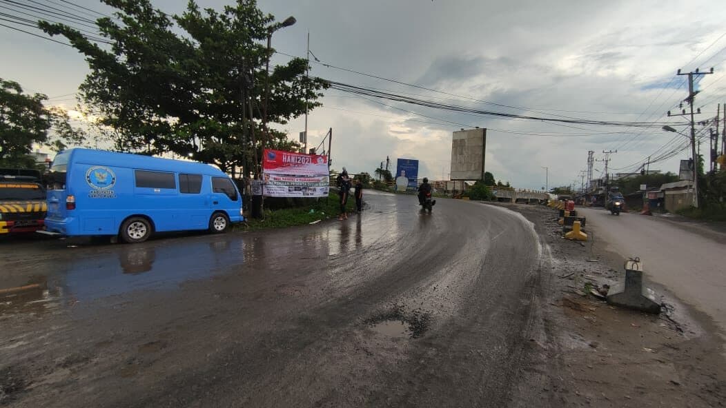 pemasangan spanduk dititik strategis Perayaan Hari Anti Narkotika Internasional Tahun 2021